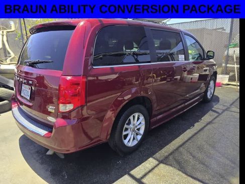 Used 2019 Dodge Grand Caravan SXT FWD image 2