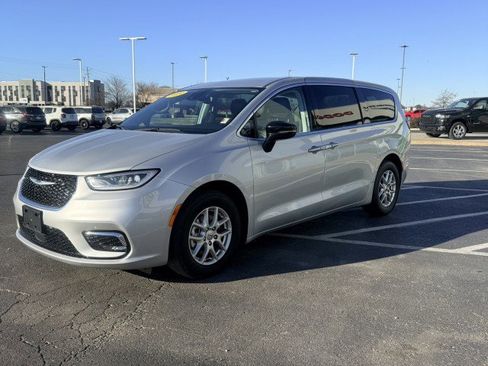 Used 2024 Chrysler Pacifica Touring-L FWD image 4