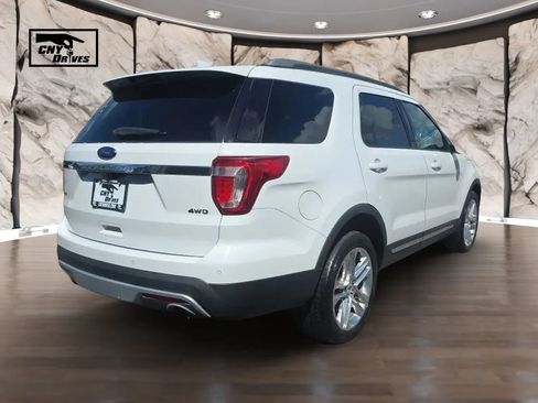 Used 2017 Ford Explorer XLT w/ Equipment Group 202A AWD/4WD image 5