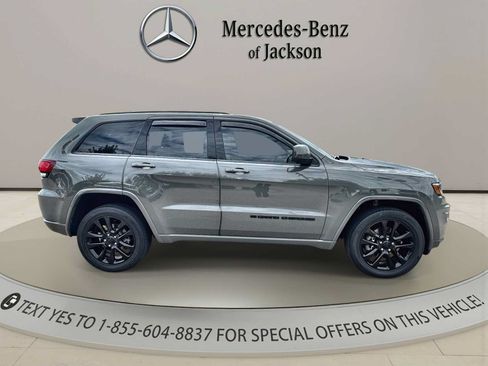 Used 2022 Jeep Grand Cherokee Laredo X AWD/4WD image 9
