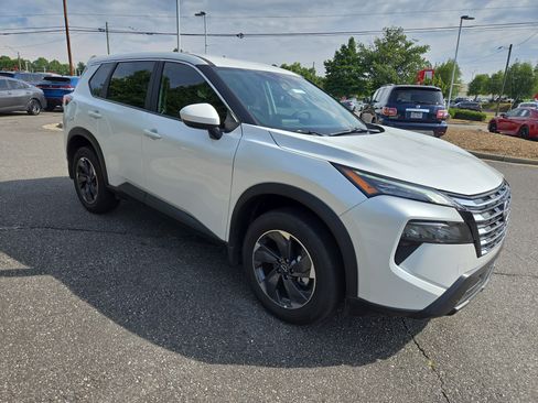 Certified 2026 Nissan Rogue SV FWD image 3