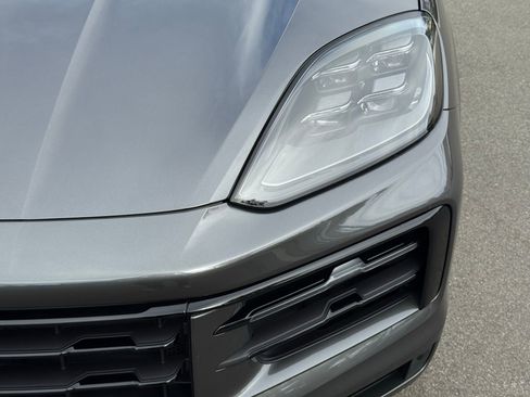 Used 2025 Porsche Cayenne Loaner image 11