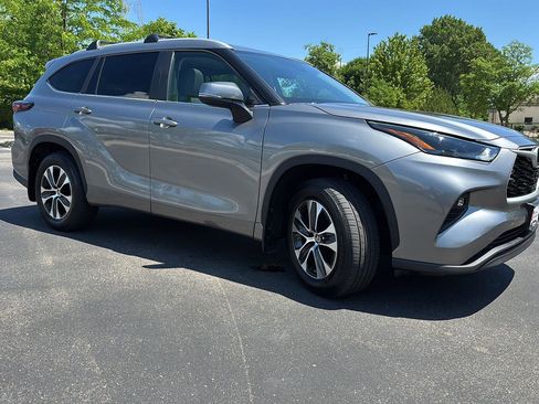 Used 2025 Toyota Highlander XLE AWD/4WD image 9