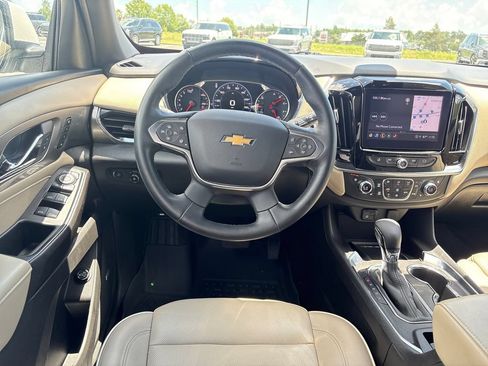 Used 2023 Chevrolet Traverse Premier FWD image 7