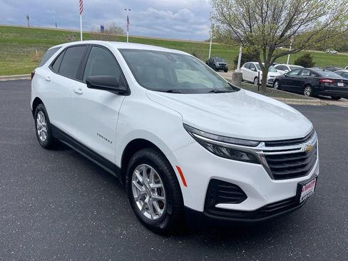 Used 2022 Chevrolet Equinox LS AWD/4WD image 2