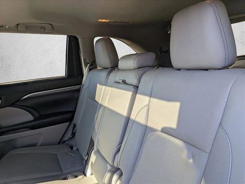Used 2017 Toyota Highlander Limited image 18