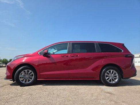 Used 2024 Toyota Sienna LE FWD image 20
