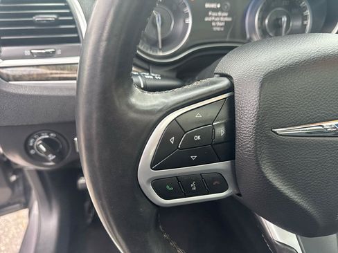 Used 2019 Chrysler 300 Limited AWD/4WD image 26