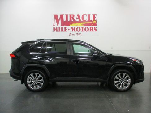 Used 2021 Toyota RAV4 XLE Premium image 6