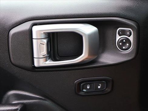 Used 2018 Jeep Wrangler Sport AWD/4WD image 12