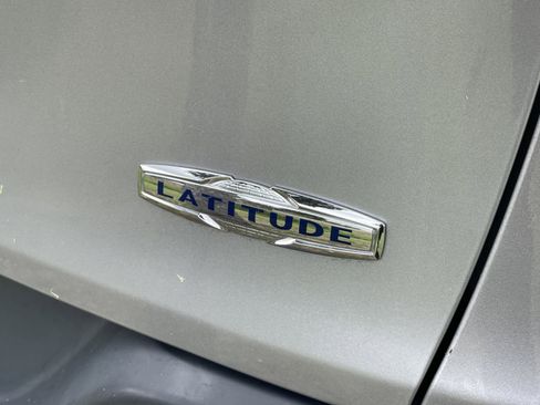 Used 2018 Jeep Cherokee Latitude w/ Altitude Package FWD image 9