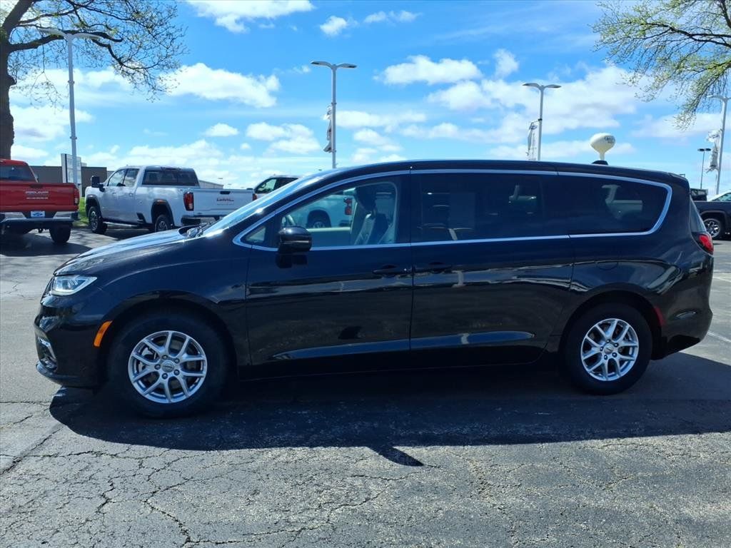 Used 2024 Chrysler Pacifica Touring-L FWD image 4