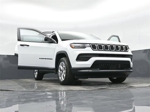 Used 2025 Jeep Compass Sport image 51