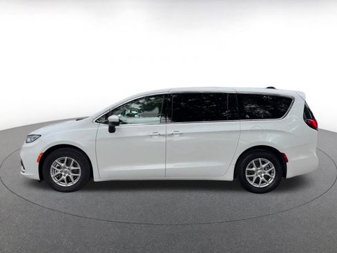 Used 2023 Chrysler Pacifica Touring-L image 9