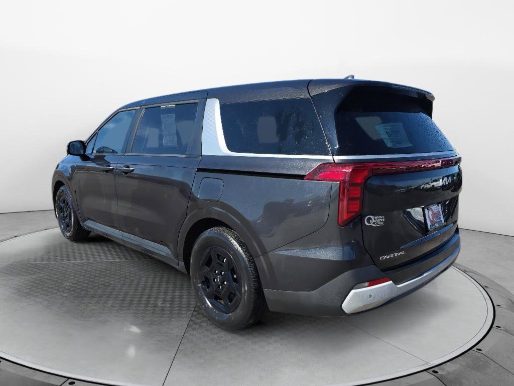 Used 2025 Kia Carnival FWD image 3