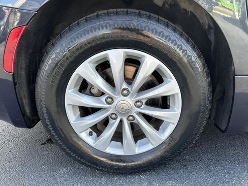 Used 2019 Chrysler Pacifica Touring-L FWD image 75