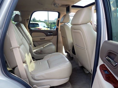 Used 2009 Chevrolet Tahoe LT w/ Luxury Package AWD/4WD image 12