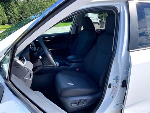 Used 2025 Toyota RAV4 XLE AWD/4WD image 10
