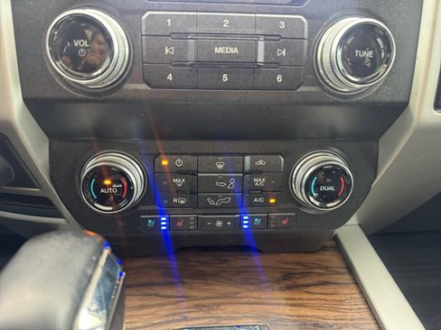 Used 2020 Ford F150 Lariat w/ Equipment Group 502A Luxury AWD/4WD image 21