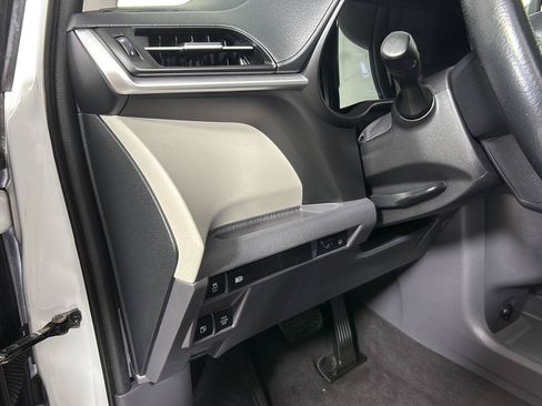 Used 2021 Toyota Sienna XLE FWD image 29