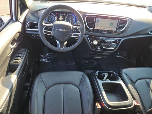 Certified 2025 Chrysler Pacifica Select image 21