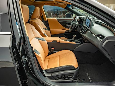 Certified 2025 Lexus ES 300h w/ Accessory Package (Z2) FWD image 38