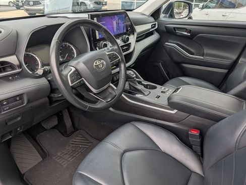 Used 2023 Toyota Highlander XLE FWD image 15