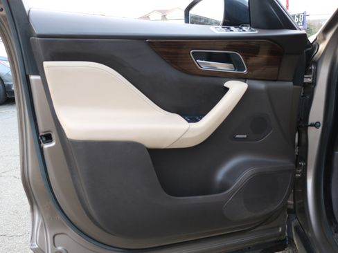 Used 2017 Jaguar F-PACE Prestige image 12