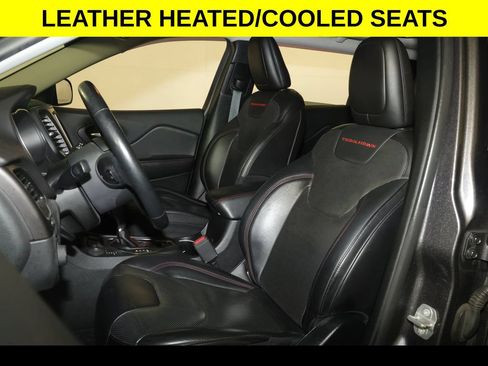 Used 2019 Jeep Cherokee Trailhawk AWD/4WD image 4
