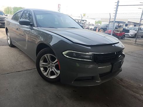 Used 2019 Dodge Charger SXT RWD image 2