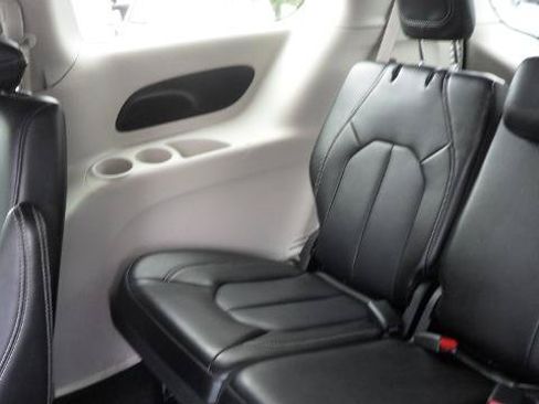 Used 2024 Chrysler Pacifica Touring-L FWD image 15