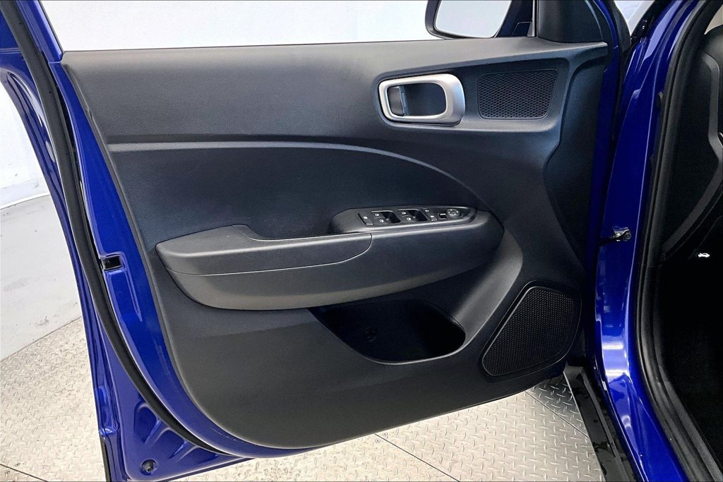 Used 2024 Hyundai Venue SEL FWD image 18