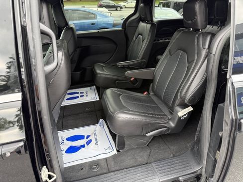 Used 2025 Chrysler Pacifica Select FWD image 16