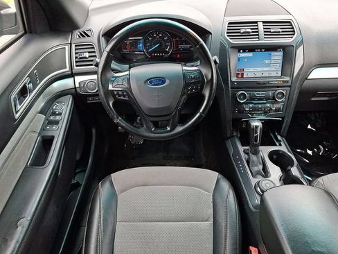 Used 2017 Ford Explorer XLT w/ Equipment Group 202A AWD/4WD image 11
