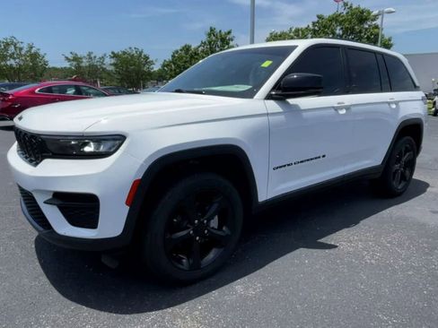 Used 2023 Jeep Grand Cherokee Altitude image 4