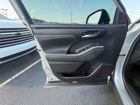Used 2021 Toyota Highlander XLE FWD image 11