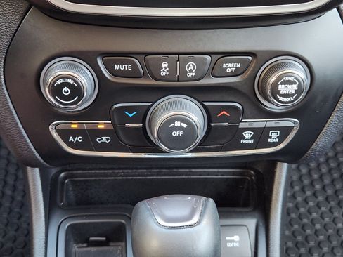 Used 2020 Jeep Cherokee Latitude Plus w/ Cold Weather Group FWD image 21