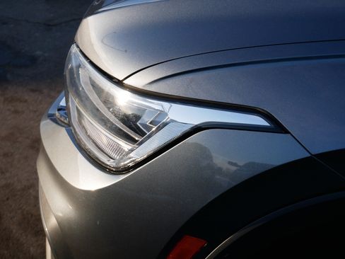 Used 2022 Volkswagen Tiguan SE image 16