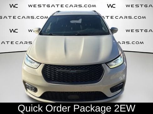 Used 2021 Chrysler Pacifica Touring w/ Uconnect Theater Family Group image 2