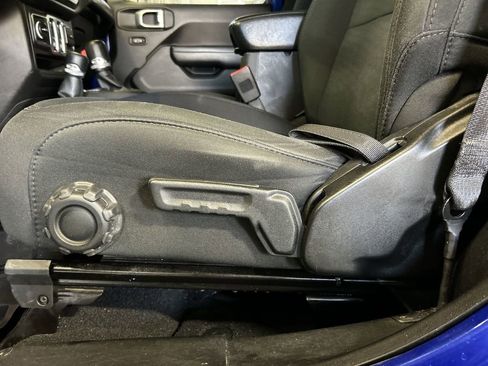 Used 2018 Jeep Wrangler Sport image 12