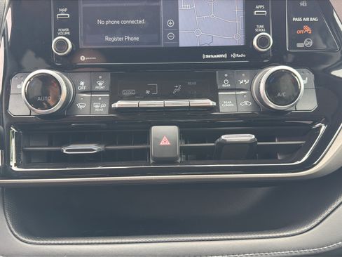 Used 2022 Toyota Highlander XLE AWD/4WD image 15