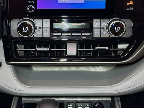 Used 2023 Toyota Highlander L AWD/4WD image 16