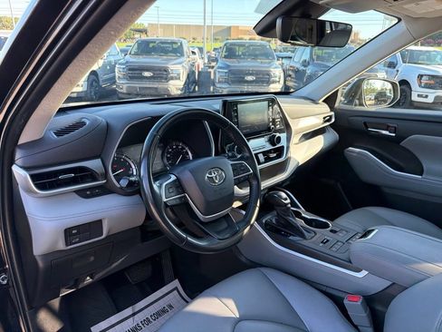 Used 2022 Toyota Highlander XLE AWD/4WD image 12
