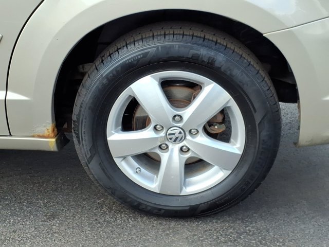 Used 2009 Volkswagen Routan SE FWD image 7