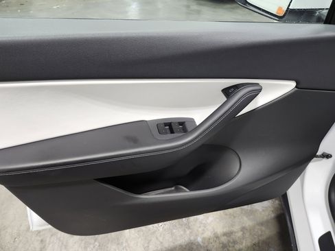 Used 2021 Tesla Model Y Long Range image 27