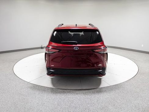 Used 2022 Toyota Sienna XSE AWD/4WD image 32
