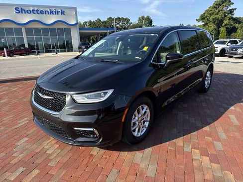 Used 2023 Chrysler Pacifica Touring-L FWD image 32