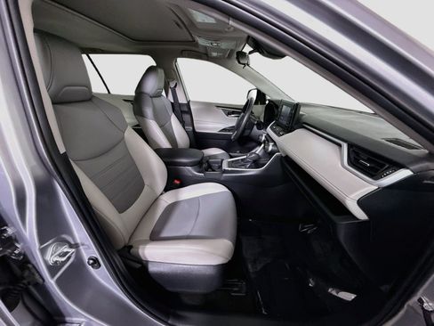 Used 2019 Toyota RAV4 XLE Premium FWD image 29