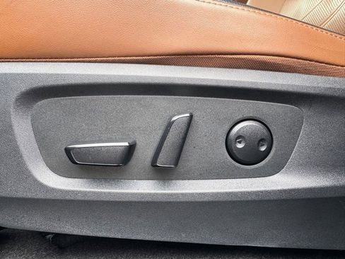 Used 2025 Nissan Pathfinder Platinum image 12