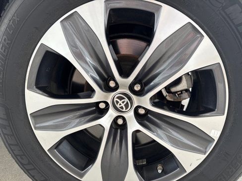 Used 2023 Toyota Highlander XLE AWD/4WD image 5